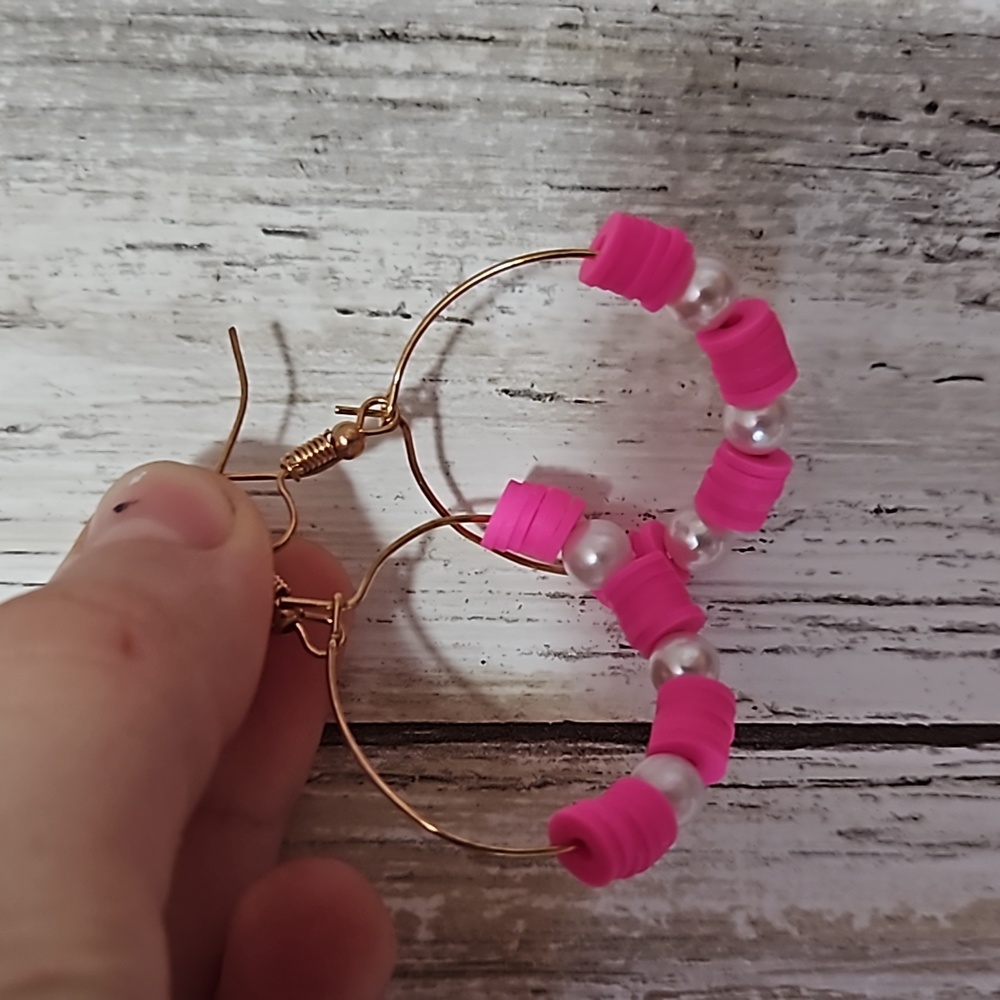 Play beat earrings with pink and pearls.
